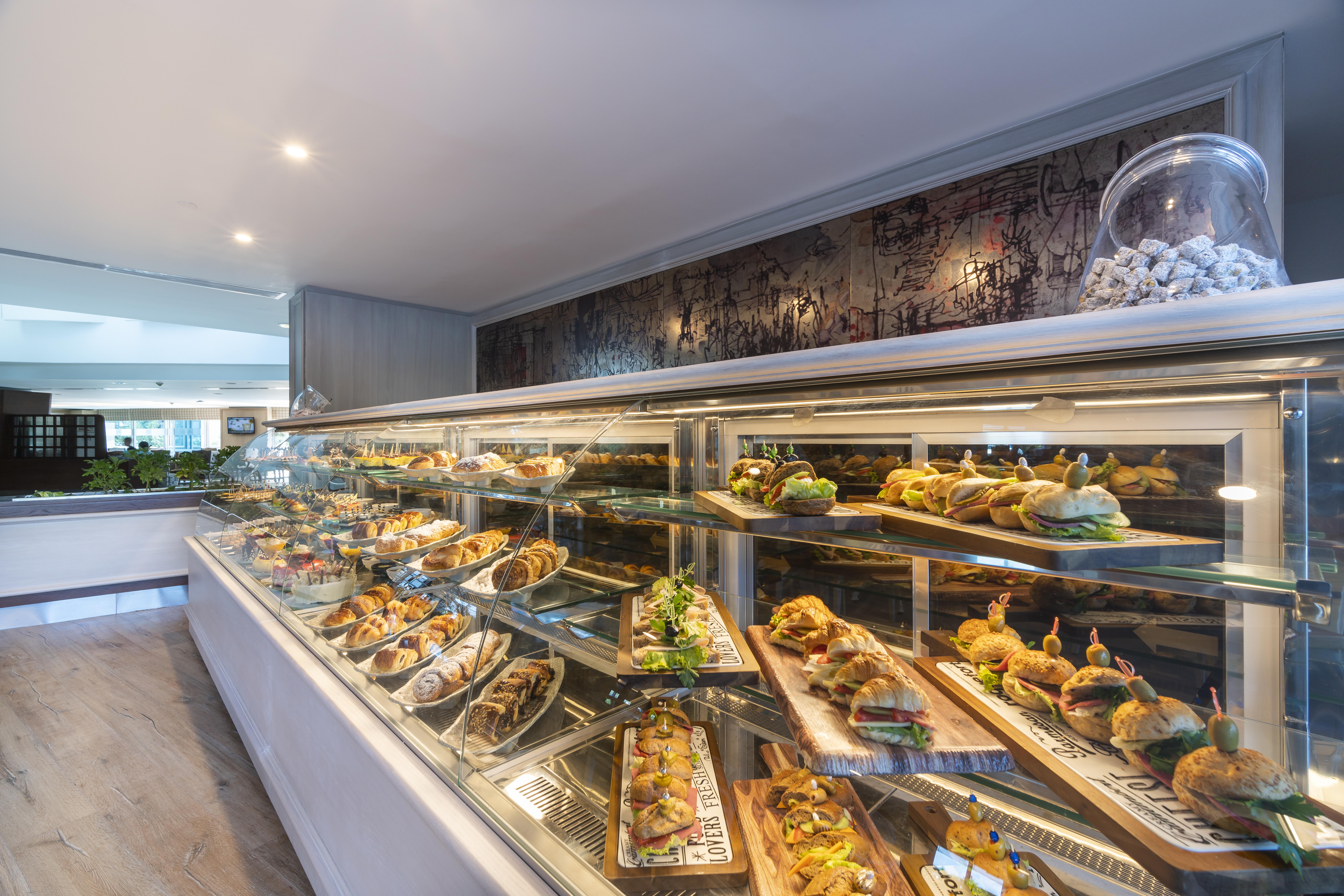 Concorde De Luxe Resort Αττάλεια Εξωτερικό φωτογραφία A display case of Italian pastries