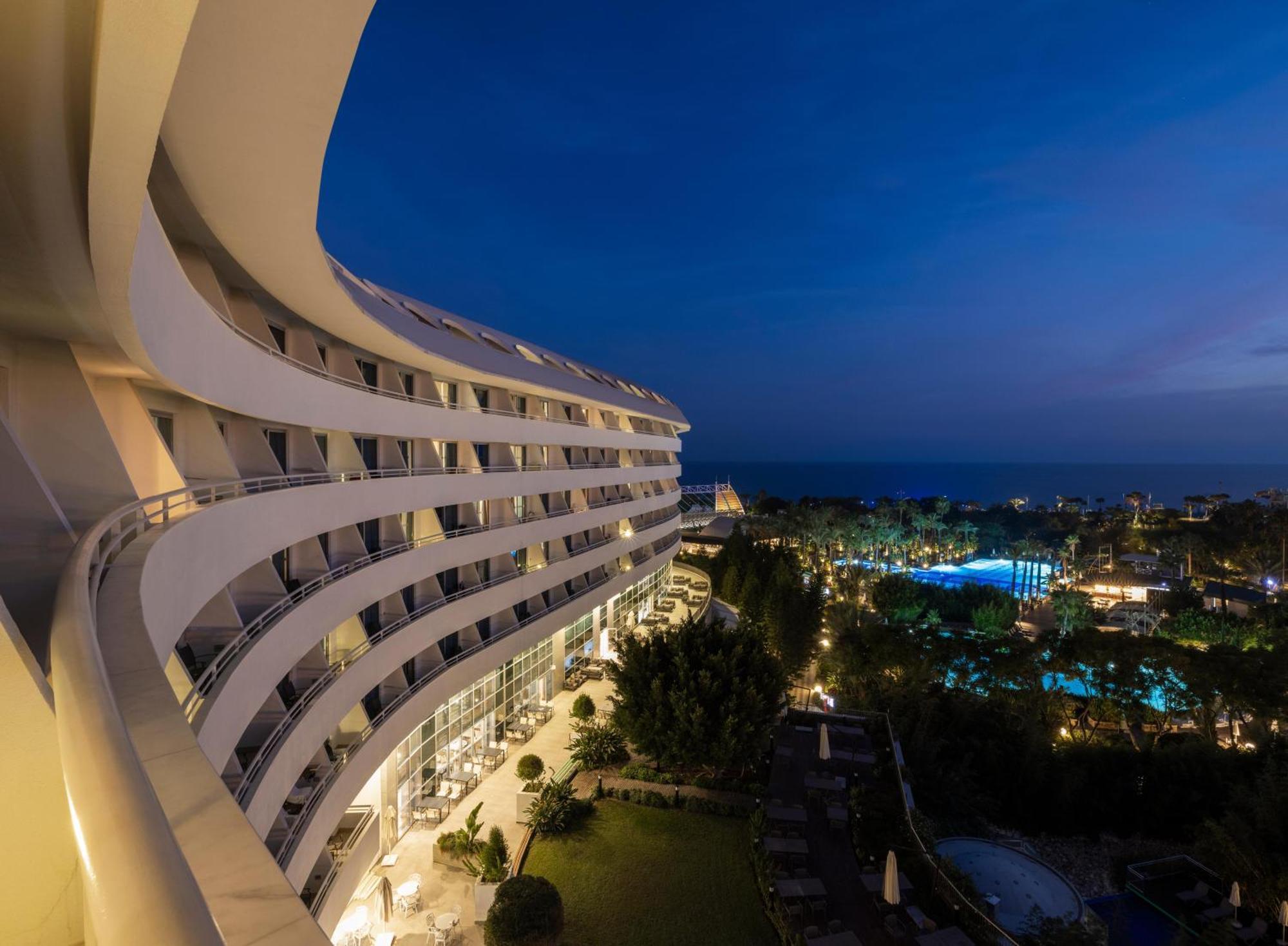 Concorde De Luxe Resort Αττάλεια Εξωτερικό φωτογραφία The resort at night