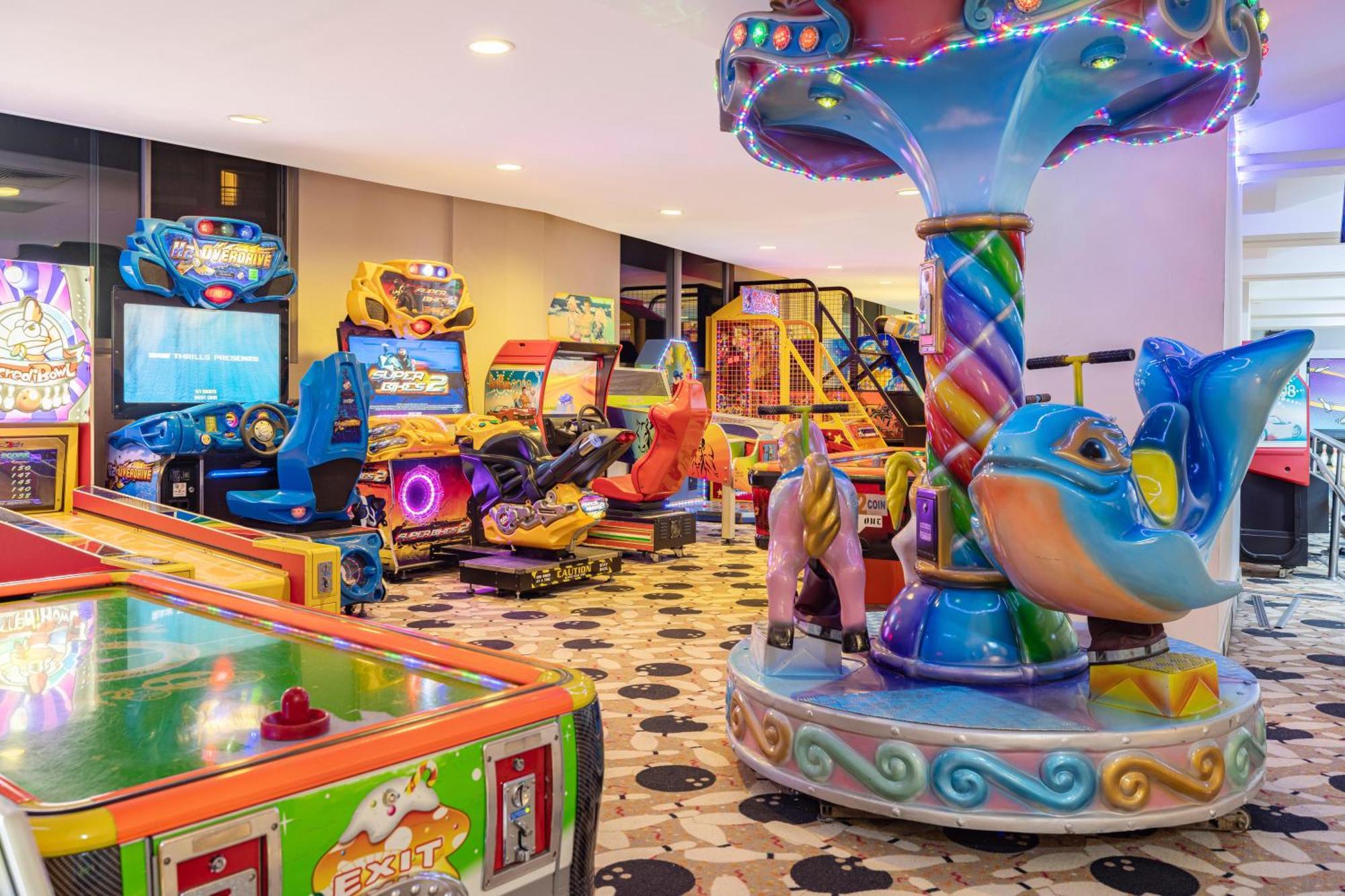 Concorde De Luxe Resort Αττάλεια Εξωτερικό φωτογραφία The interior of a typical arcade